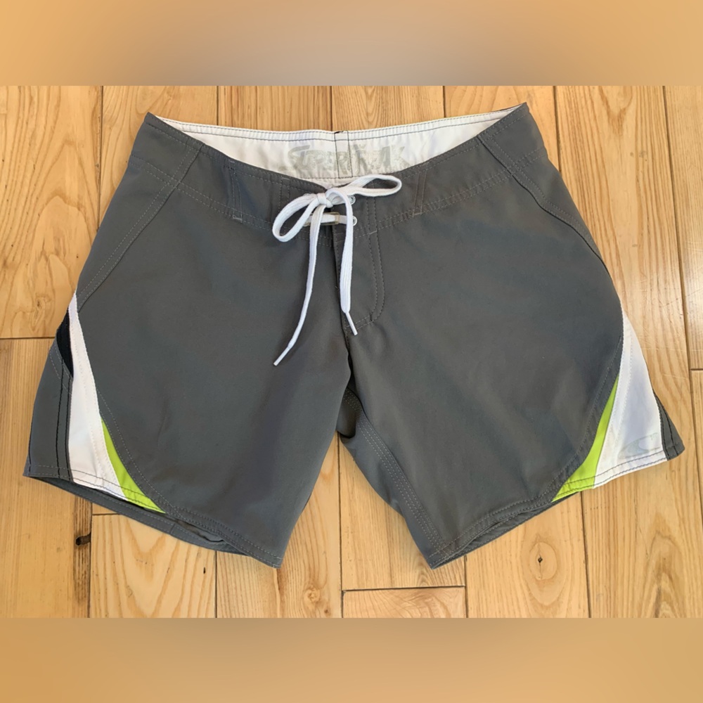 O’Neill women’s board shorts’ excellent condition!